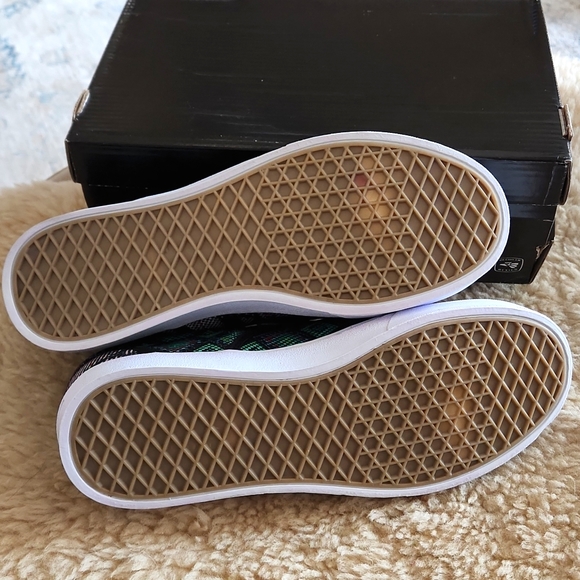 NWT IOB Vintage Women's Textura Rojo Slip-on Sneakers - Picture 8 of 13